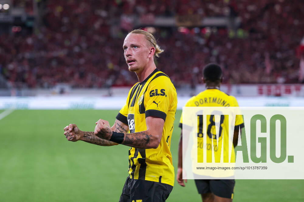 Fussball, Saison 2022 2023, 1. Bundesliga, SC Freiburg - Borussia Dortmund, v. l. Marius Wolf (Borussia Dortmund), Youssoufa Moukoko (Borussia Dortmund), Foto: Dennis Ewert RHR-FOTO xRHR-FOTO DEx