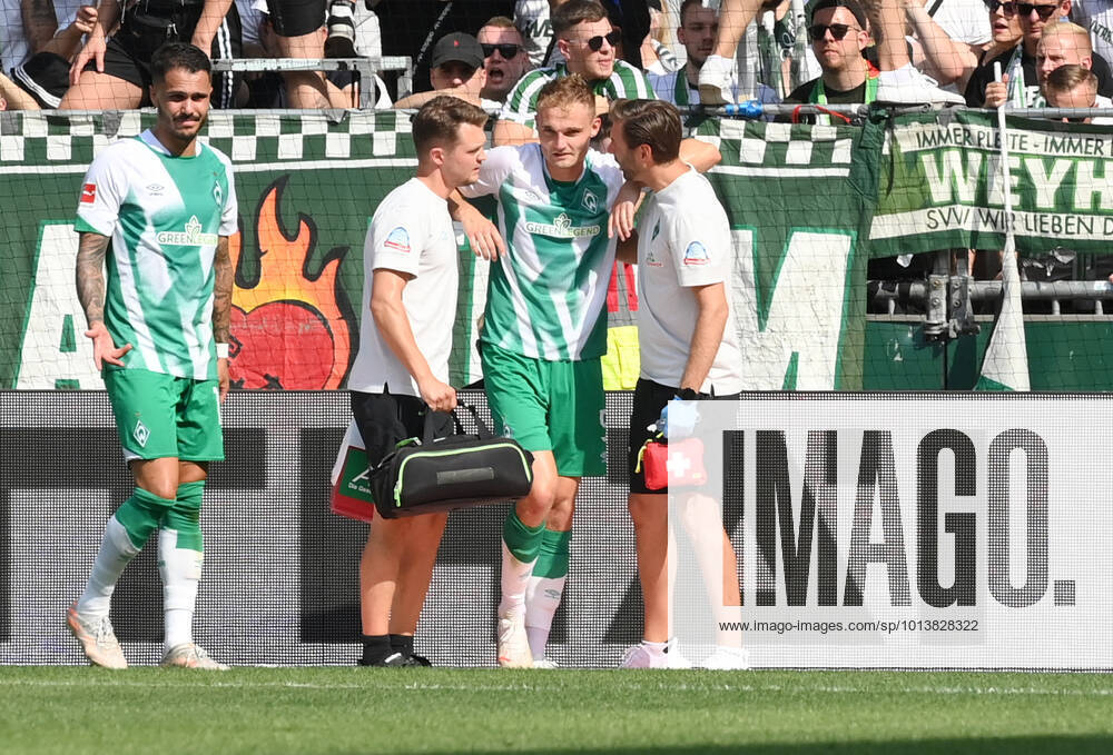 Verletzung Amos Pieper (Werder Bremen) 13.08.2022, Fussball GER, Saison 2022 2023, 1. Bundesliga, 2. Spieltag, SV Werder Bremen - VfB Stuttgart 2:2 Foto: Weis TEAM2sportphoto DFL regulations prohibit any use of photographs as image sequences and or quasi-video Bremen Weserstadion Nordrhein Westfalen Deutschland