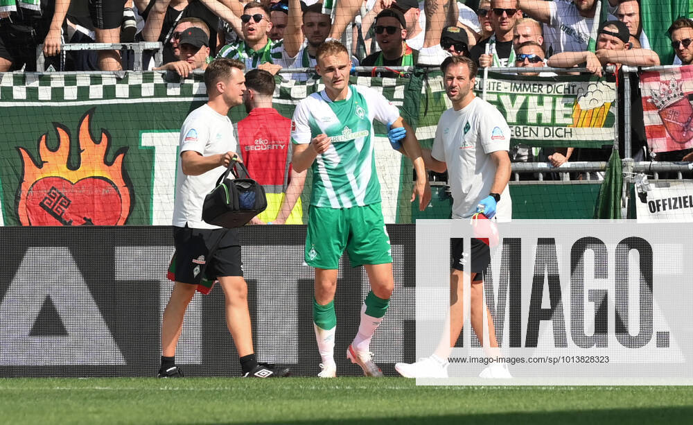 Verletzung Amos Pieper (Werder Bremen) 13.08.2022, Fussball GER, Saison 2022 2023, 1. Bundesliga, 2. Spieltag, SV Werder Bremen - VfB Stuttgart 2:2 Foto: Weis TEAM2sportphoto DFL regulations prohibit any use of photographs as image sequences and or quasi-video Bremen Weserstadion Nordrhein Westfalen Deutschland