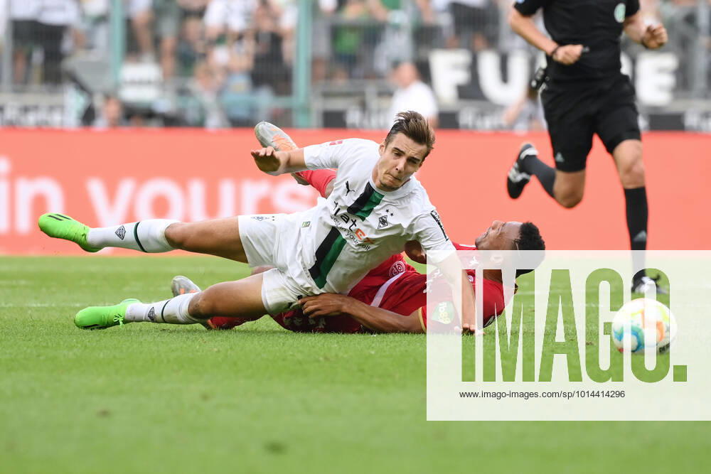 Florian Neuhaus (Borussia Moenchengladbach), li., gegen Karim Onisiwo (Mainz 05) 04.09.2022, Fussball GER, Saison 2022 2023, 1. Bundesliga, 5. Spieltag, Borussia Mönchengladbach - FSV Mainz 05 Moenchengladbach Borussia Park Nordrhein Westfalen Deutschland