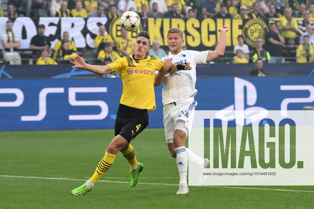 Nico Schlotterbeck (Borussia Dortmund), li., gegen Andreas Cornelius (FC Kopenhagen) 06.09.2022, Fussball Champions League, Saison 2022 2023, Vorrunde, 1. Spieltag, Borussia Dortmund - FC Kopenhagen 3:0 Dortmund Signal Iduna Park Nordrhein Westfalen Deutschland