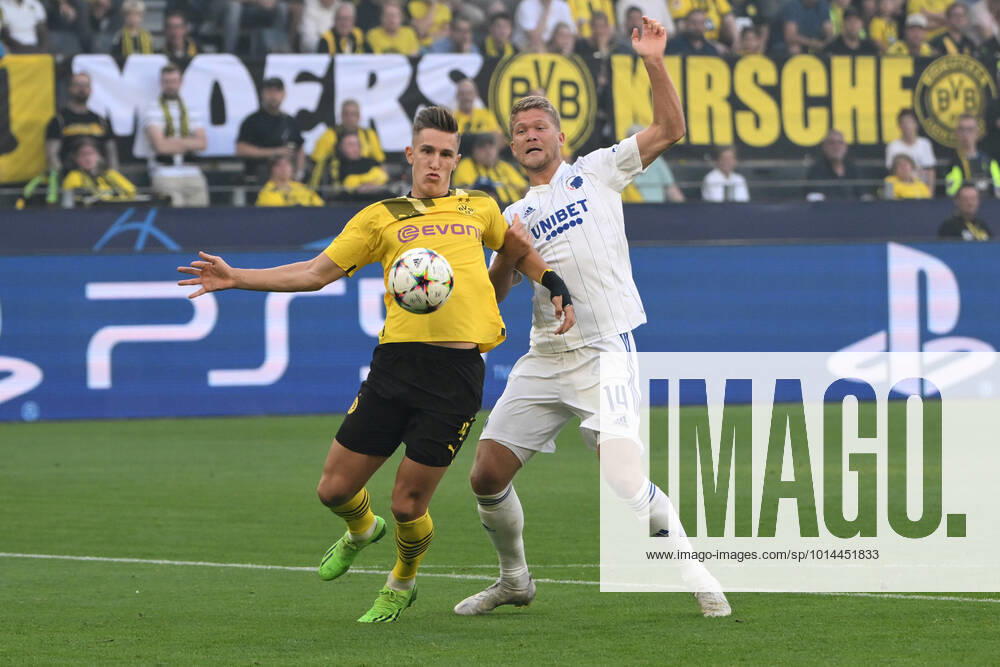 Nico Schlotterbeck (Borussia Dortmund), li., gegen Andreas Cornelius (FC Kopenhagen) 06.09.2022, Fussball Champions League, Saison 2022 2023, Vorrunde, 1. Spieltag, Borussia Dortmund - FC Kopenhagen 3:0 Dortmund Signal Iduna Park Nordrhein Westfalen Deutschland