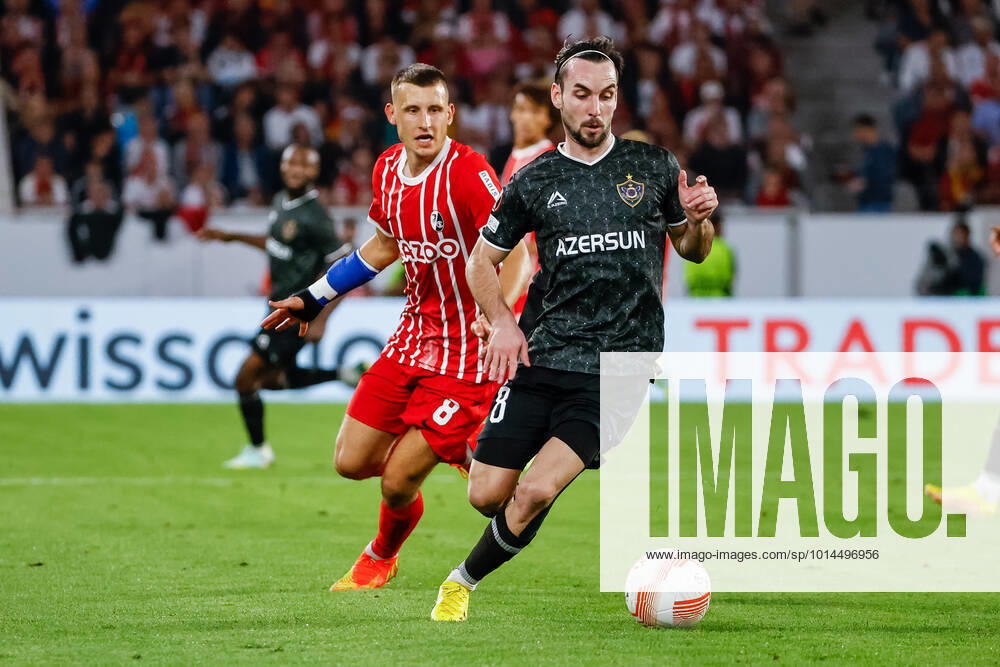 Maximilian Eggestein (SC Freiburg, 08) und Marko Jankovic (Qarabag FK, 08) im Laufduell , GER, SC Freiburg vs. Qarabag FK, Fussball, UEFA Europa League, 1. Spieltag, Gruppenphase, 08.09.2022 GER, SC Freiburg vs. Qarabag FK, Fussball, UEFA Europa League, 1. Spieltag, Gruppenphase, 08.09.2022 Freiburg im Breisgau