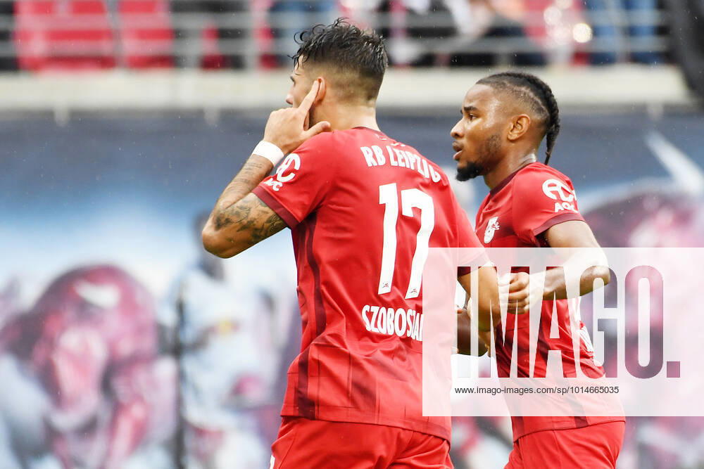 Fußball 1. Bundesliga, Saison 2022 2023, 6. Spieltag RB Leipzig vs. Borussia Dortmund (10.09.2022) 3:0 (2:0) Christopher Nkunku (Offensives Mittelfeld RB Leipzig, Rueckennummer 18, 18) bejubelt mit Torschütze Dominik Szoboszlai (Linksaussen RB Leipzig, Rueckennummer 17, 17) (li.) das Tor zum 2:0 beim Spiel RB Leipzig gegen Borussia Dortmund (10.09.2022). Leipzig Sachsen Deutschland Red Bull Arena
