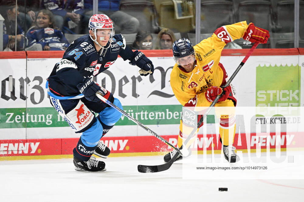 Boaz Bassen (Schwenninger Wild Wings 64) Alexander Barta (Duesseldorfer EG) GER, Schwenninger Wild Wings vs. Duesseldorfer EG (DEG), Penny DEL, Spieltag 2, 18.09.2022 GER, Schwenninger Wild Wings vs. Duesseldorfer EG (DEG), Penny DEL, Spieltag 2, 18.09.2022 Villingen-Schwenningen