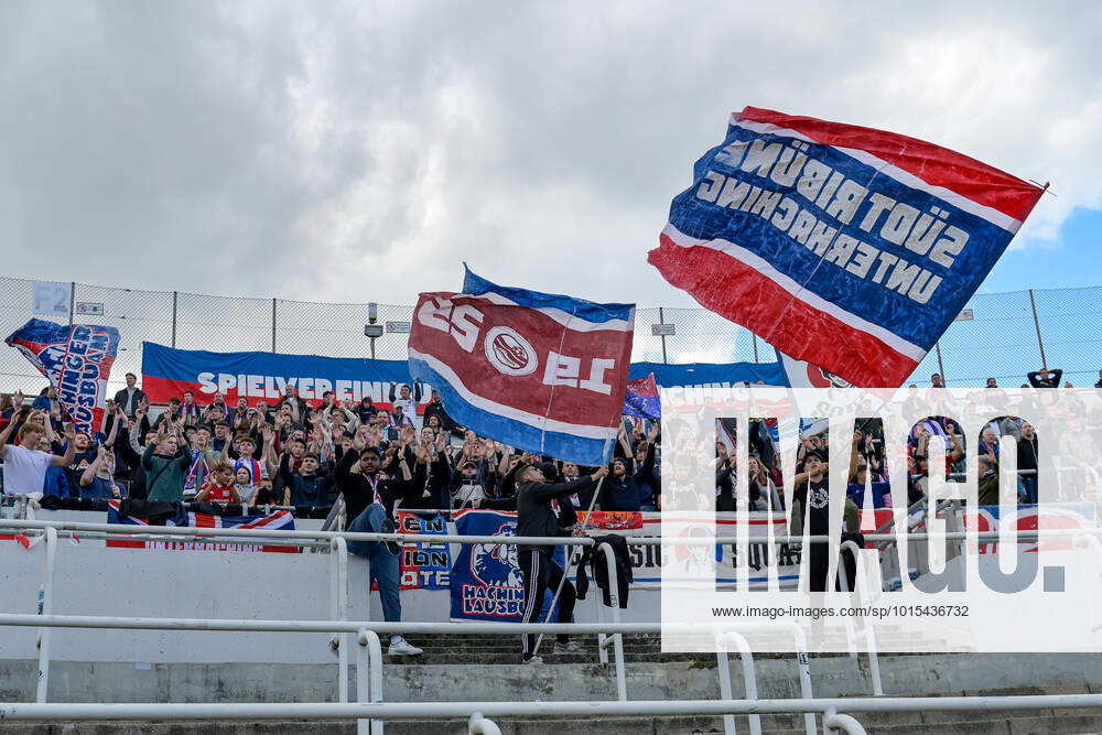 Unterhachinger Fans schwenken Fahnen und machen Stimmung, Fans, Publikum, Zuschauer, Stimmung, Atmosphäre, Stadion, 03.10.2022, München (Deutschland), Fussball, Regionalliga Bayern, Türkgücü München - SpVgg Unterhaching