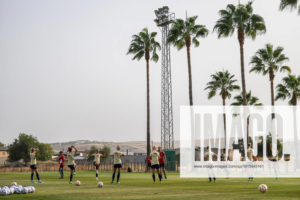 Players of Sweden during a training session with the Swedish women s national football team on October 3, 2022 in Cordoba. Photo: Ludvig Thunman BILDBYRAN kod LT LT0418 fotboll football soccer fotball träning practice training sverige sweden dam bbeng