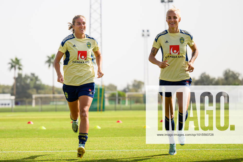 Filippa Angeldahl and Nathalie Björn of the Swedish women s national football team at a training session on October 5, 2022 in Cordoba. Photo: Ludvig Thunman BILDBYRAN kod LT LT0420 fotboll football soccer fotball träning practice training sverige sweden dam bbeng