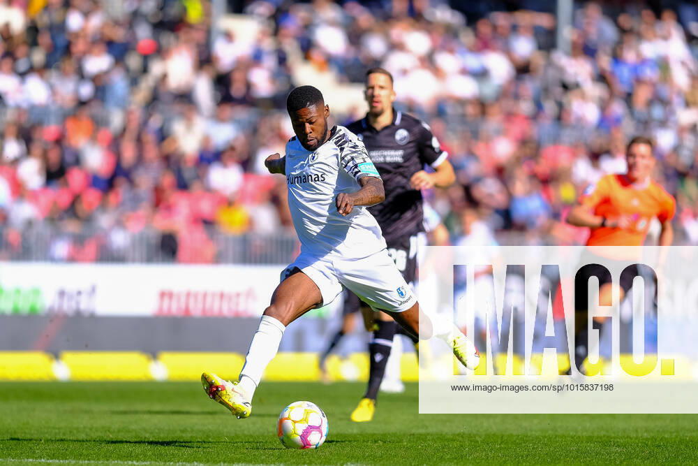 Moritz-Broni Kwarteng (1. FC Magdeburg, 08) beim Schuss, SV Sandhausen vs. 1. FC Magdeburg, Fussball, 2.Liga, 11.Spieltag, Saison 2022 2023, 09.10.2022, DFL REGULATIONS PROHIBIT ANY USE OF PHOTOGRAPHS AS IMAGE SEQUENCES AND OR QUASI VIDEO SV Sandhausen vs. 1. FC Magdeburg, Fussball, 2.Liga, 11.Spieltag, Saison 2022 2023, 09.10.2022 Sandhausen