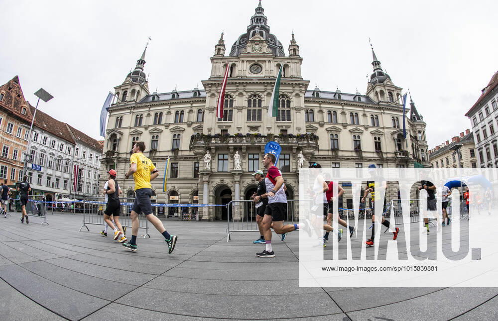 RUNNING - Graz Marathon 2022 GRAZ,AUSTRIA,09.OCT.22 - RUNNING - Graz Marathon. Image shows participants. GEPAxpictures xWolfgangxJannach