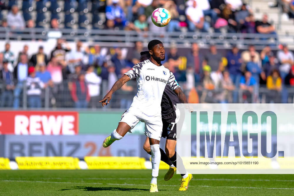Moritz-Broni Kwarteng (1. FC Magdeburg, 08) im Kopfballduell mit Arne Sicker (SV Sandhausen, 27), SV Sandhausen vs. 1. FC Magdeburg, Fussball, 2.Liga, 11.Spieltag, Saison 2022 2023, 09.10.2022, DFL REGULATIONS PROHIBIT ANY USE OF PHOTOGRAPHS AS IMAGE SEQUENCES AND OR QUASI VIDEO SV Sandhausen vs. 1. FC Magdeburg, Fussball, 2.Liga, 11.Spieltag, Saison 2022 2023, 09.10.2022 Sandhausen