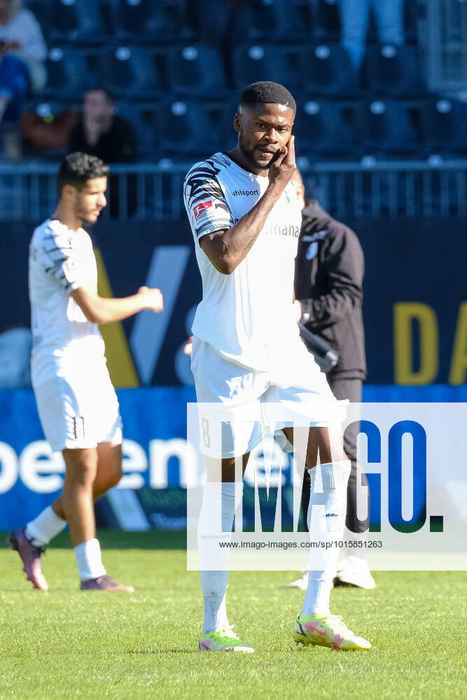 Moritz-Broni Kwarteng (1. FC Magdeburg, 08) nach der Niederlage sichtlich entauescht enttaeuschung traurig niedergeschlagen, SV Sandhausen vs. 1. FC Magdeburg, Fussball, 2.Liga, 11.Spieltag, Saison 2022 2023, 09.10.2022, DFL REGULATIONS PROHIBIT ANY USE OF PHOTOGRAPHS AS IMAGE SEQUENCES AND OR QUASI VIDEO SV Sandhausen vs. 1. FC Magdeburg, Fussball, 2.Liga, 11.Spieltag, Saison 2022 2023, 09.10.2022 Sandhausen