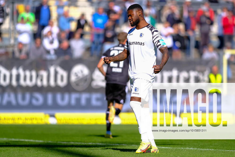 Moritz-Broni Kwarteng (1. FC Magdeburg, 08) ist sichtlich enttaeuschung traurig niedergeschlagen nach einer vergebenen Chance, SV Sandhausen vs. 1. FC Magdeburg, Fussball, 2.Liga, 11.Spieltag, Saison 2022 2023, 09.10.2022, DFL REGULATIONS PROHIBIT ANY USE OF PHOTOGRAPHS AS IMAGE SEQUENCES AND OR QUASI VIDEO SV Sandhausen vs. 1. FC Magdeburg, Fussball, 2.Liga, 11.Spieltag, Saison 2022 2023, 09.10.2022 Sandhausen