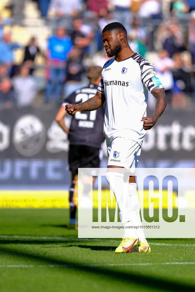 Moritz-Broni Kwarteng (1. FC Magdeburg, 08) ist sichtlich enttaeuschung traurig niedergeschlagen nach einer vergebenen Chance, SV Sandhausen vs. 1. FC Magdeburg, Fussball, 2.Liga, 11.Spieltag, Saison 2022 2023, 09.10.2022, DFL REGULATIONS PROHIBIT ANY USE OF PHOTOGRAPHS AS IMAGE SEQUENCES AND OR QUASI VIDEO SV Sandhausen vs. 1. FC Magdeburg, Fussball, 2.Liga, 11.Spieltag, Saison 2022 2023, 09.10.2022 Sandhausen