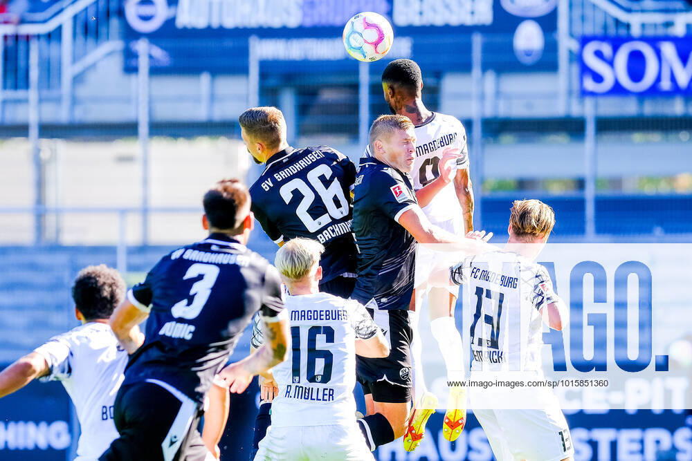 Moritz-Broni Kwarteng (1. FC Magdeburg, 08) klaert eine Ecke per Kopf gegen Janik Bachmann (SV Sandhausen, 26) und Aleksandr Zhirov (SV Sandhausen, 2), SV Sandhausen vs. 1. FC Magdeburg, Fussball, 2.Liga, 11.Spieltag, Saison 2022 2023, 09.10.2022, DFL REGULATIONS PROHIBIT ANY USE OF PHOTOGRAPHS AS IMAGE SEQUENCES AND OR QUASI VIDEO SV Sandhausen vs. 1. FC Magdeburg, Fussball, 2.Liga, 11.Spieltag, Saison 2022 2023, 09.10.2022 Sandhausen