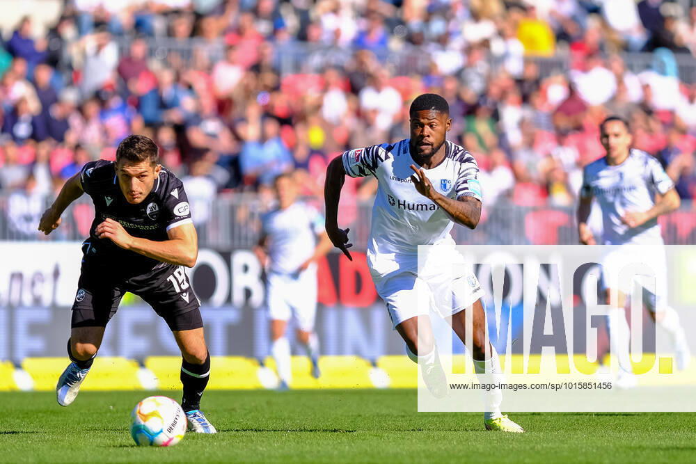 Moritz-Broni Kwarteng (1. FC Magdeburg, 08) im Zweikampf mit Bashkim Ajdini (SV Sandhausen, 19), SV Sandhausen vs. 1. FC Magdeburg, Fussball, 2.Liga, 11.Spieltag, Saison 2022 2023, 09.10.2022, DFL REGULATIONS PROHIBIT ANY USE OF PHOTOGRAPHS AS IMAGE SEQUENCES AND OR QUASI VIDEO SV Sandhausen vs. 1. FC Magdeburg, Fussball, 2.Liga, 11.Spieltag, Saison 2022 2023, 09.10.2022 Sandhausen