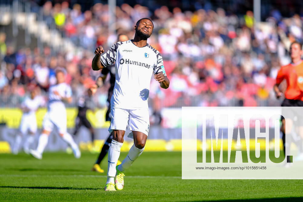 Moritz-Broni Kwarteng (1. FC Magdeburg, 08) ist sichtlich enttaeuschung traurig niedergeschlagen nach einer Torchance, SV Sandhausen vs. 1. FC Magdeburg, Fussball, 2.Liga, 11.Spieltag, Saison 2022 2023, 09.10.2022, DFL REGULATIONS PROHIBIT ANY USE OF PHOTOGRAPHS AS IMAGE SEQUENCES AND OR QUASI VIDEO SV Sandhausen vs. 1. FC Magdeburg, Fussball, 2.Liga, 11.Spieltag, Saison 2022 2023, 09.10.2022 Sandhausen