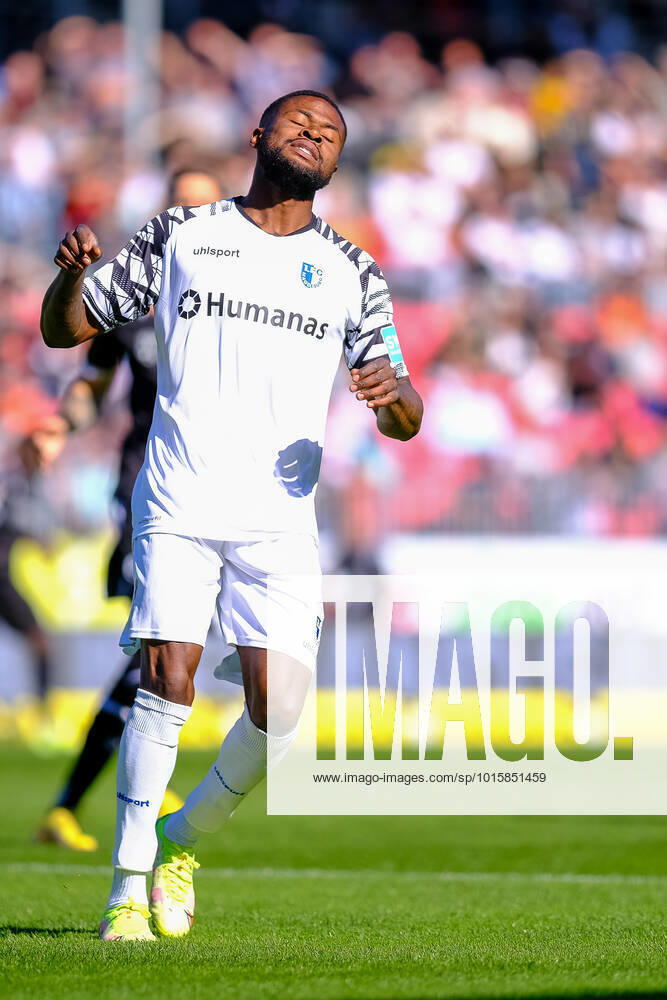 Moritz-Broni Kwarteng (1. FC Magdeburg, 08) ist sichtlich enttaeuschung traurig niedergeschlagen nach einer Torchance, SV Sandhausen vs. 1. FC Magdeburg, Fussball, 2.Liga, 11.Spieltag, Saison 2022 2023, 09.10.2022, DFL REGULATIONS PROHIBIT ANY USE OF PHOTOGRAPHS AS IMAGE SEQUENCES AND OR QUASI VIDEO SV Sandhausen vs. 1. FC Magdeburg, Fussball, 2.Liga, 11.Spieltag, Saison 2022 2023, 09.10.2022 Sandhausen