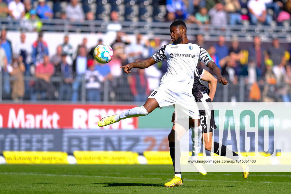 Moritz-Broni Kwarteng (1. FC Magdeburg, 08) im Kopfballduell mit Arne Sicker (SV Sandhausen, 27), SV Sandhausen vs. 1. FC Magdeburg, Fussball, 2.Liga, 11.Spieltag, Saison 2022 2023, 09.10.2022, DFL REGULATIONS PROHIBIT ANY USE OF PHOTOGRAPHS AS IMAGE SEQUENCES AND OR QUASI VIDEO SV Sandhausen vs. 1. FC Magdeburg, Fussball, 2.Liga, 11.Spieltag, Saison 2022 2023, 09.10.2022 Sandhausen