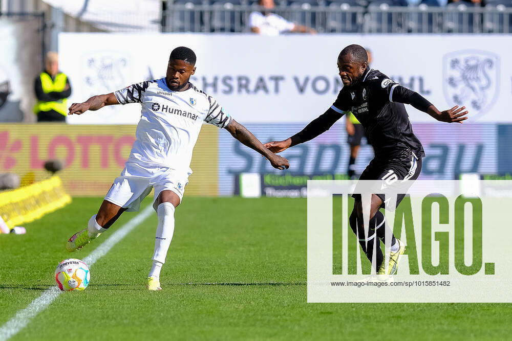 Moritz-Broni Kwarteng (1. FC Magdeburg, 08) im Zweikampf mit David Kinsombi(SV Sandhausen, 10), SV Sandhausen vs. 1. FC Magdeburg, Fussball, 2.Liga, 11.Spieltag, Saison 2022 2023, 09.10.2022, DFL REGULATIONS PROHIBIT ANY USE OF PHOTOGRAPHS AS IMAGE SEQUENCES AND OR QUASI VIDEO SV Sandhausen vs. 1. FC Magdeburg, Fussball, 2.Liga, 11.Spieltag, Saison 2022 2023, 09.10.2022 Sandhausen