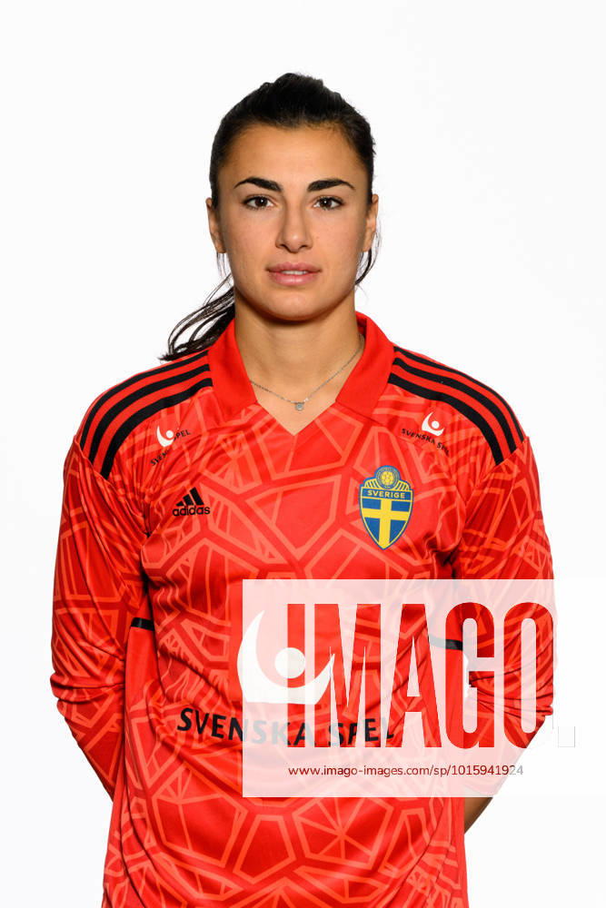 Goalkeeper Zecira Musovic of the Swedish women s national football team poses for a portrait on October 10, 2022 in Göteborg. Photo: Carl Sandin BILDBYRAN kod CS CS0317 fotboll football soccer fotball porträtt portraits sverige sweden dam bbeng