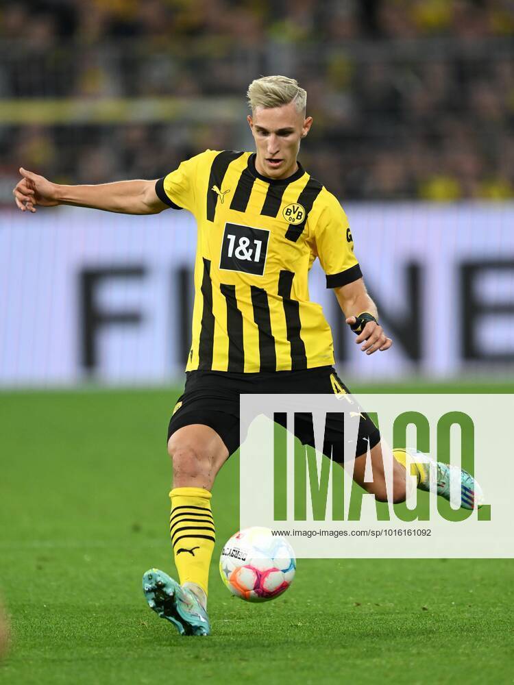 DORTMUND - Nico Schlotterbeck of Borussia Dortmund during the Bundesliga match between Borussia Dortmund and FC Bayern Munich at the Signal Iduna park on October 8, 2022 in Dortmund, Germany. ANP Dutch Height Bundesliga 2022 2023 ANPxSportx xGerritxvanxKeulenxIVx