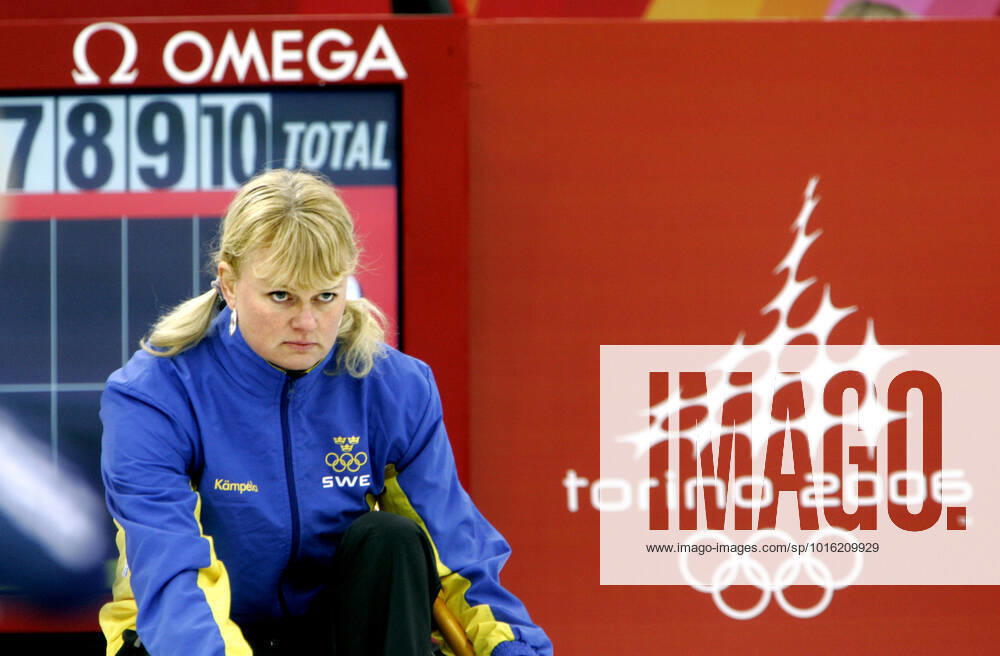 PINEROLO 20060215 Sveriges skiper Anette Norberg lägger en sten matchen mellan Sverige och Storbritannien i omgang 4 i OS turneringen i curling den 15:e december 2006. TURIN ITALIEN OS