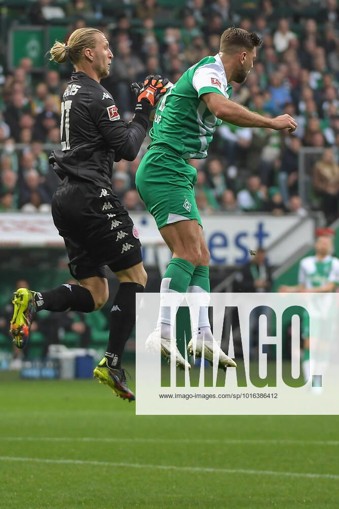Niklas Fuellkrug (SV Werder Bremen 11) kommt gegen Torwart Robin Zentner (1.FSV Mainz 05 27) nicht zum Zug, SV Werder Bremen - 1.FSV Mainz 05, Fussball, Bundesliga, DFL, 15.10.2022 DFB regulations prohibit any use of photographs as image sequences and or quasi-video Bremen Bremen Deutschland