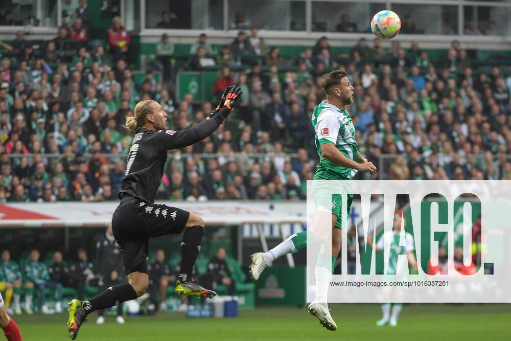 Niklas Fuellkrug (SV Werder Bremen 11) kommt gegen Torwart Robin Zentner (1.FSV Mainz 05 27) nicht zum Zug, SV Werder Bremen - 1.FSV Mainz 05, Fussball, Bundesliga, DFL, 15.10.2022 DFB regulations prohibit any use of photographs as image sequences and or quasi-video Bremen Bremen Deutschland