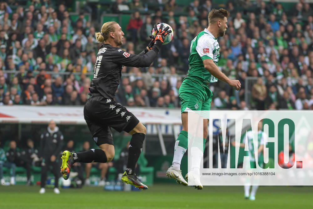 Niklas Fuellkrug (SV Werder Bremen 11) kommt gegen Torwart Robin Zentner (1.FSV Mainz 05 27) nicht zum Zug, SV Werder Bremen - 1.FSV Mainz 05, Fussball, Bundesliga, DFL, 15.10.2022 DFB regulations prohibit any use of photographs as image sequences and or quasi-video Bremen Bremen Deutschland