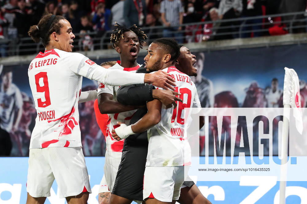 Torjubel - Torschütze Christopher Nkunku (RB Leipzig,18) trifft zum Tor, das Tor wird nicht gegeben, hier mit v.l. Yussuf Poulsen (RB Leipzig,9),Amadou Haidara (RB Leipzig,8),Mohamed Simakan (RB Leipzig,2) - 1. Fussball Bundesliga Saison 2022-2023 Punktspiel RB Leipzig vs. Hertha BSC Berlin in der Red Bull Arena in Leipzig - Aktion,Fussball,Deutschland,Mann,Männer