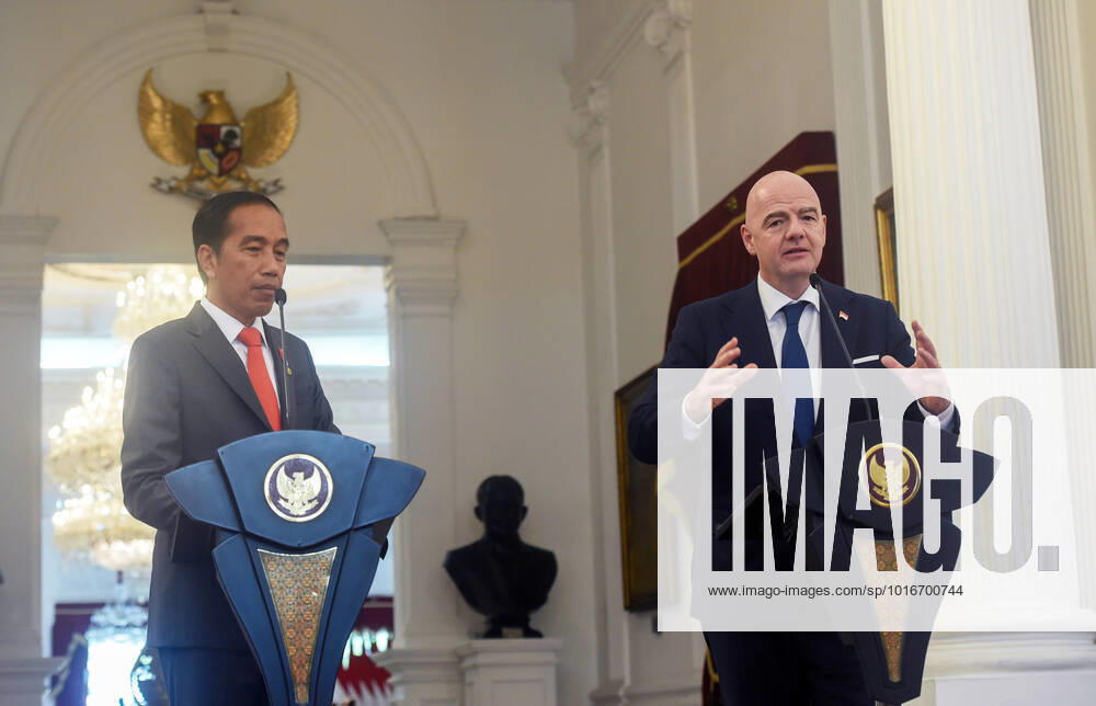 (221018) -- JAKARTA, Oct. 18, 2022 -- FIFA President Gianni Infantino (R) speaks to the press after meeting with Indonesia President Joko Widodo in Jakarta, Indonesia, Oct. 18, 2022. ) (SP)INDONESIA-JAKARTA-FIFA PRESIDENT-VISIT Zulkarnain