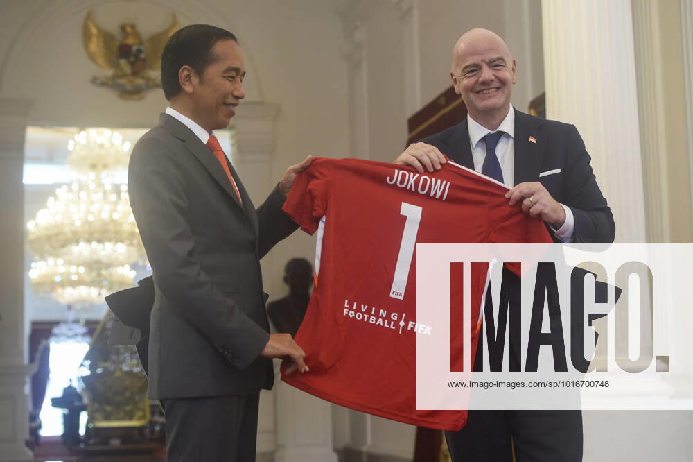 (221018) -- JAKARTA, Oct. 18, 2022 -- FIFA President Gianni Infantino (R) presents a jersey to Indonesian President Joko Widodo after their meeting in Jakarta, Indonesia, Oct. 18, 2022. ) (SP)INDONESIA-JAKARTA-FIFA PRESIDENT-VISIT Zulkarnain