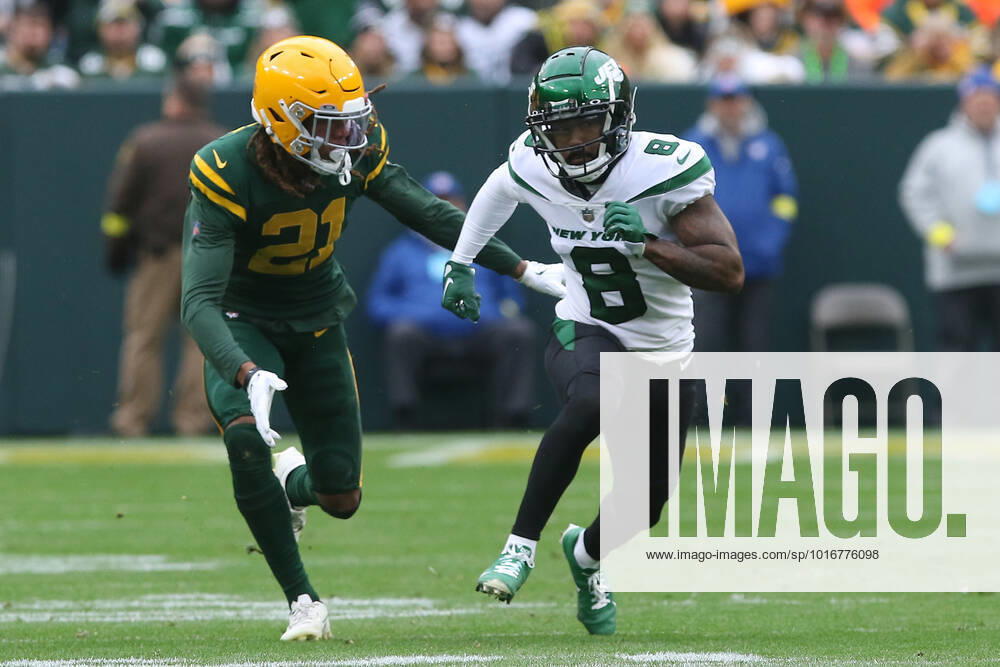 GREEN BAY, WI - OCTOBER 16: Green Bay Packers cornerback Eric Stokes (21) tries to slow down New York Jets wide receiver Elijah Moore (8) during a game between the Green Bay Packers and the New York Jets at Lambeau Field on October 16, 2022 in Green Bay, WI. (Photo by Larry Radloff Icon Sportswire) NFL, American Football Herren, USA OCT 16 Jets at Packers Icon2210160702