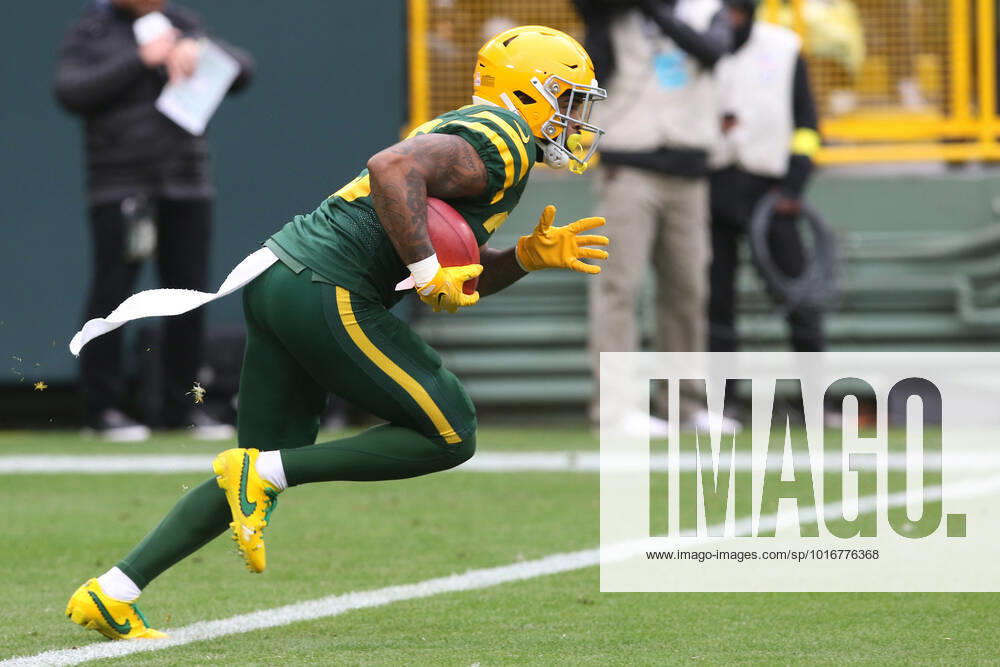 GREEN BAY, WI - OCTOBER 16: Green Bay Packers cornerback Keisean Nixon (25) returns a kick during a game between the Green Bay Packers and the New York Jets at Lambeau Field on October 16, 2022 in Green Bay, WI. (Photo by Larry Radloff Icon Sportswire) NFL, American Football Herren, USA OCT 16 Jets at Packers Icon2210162394