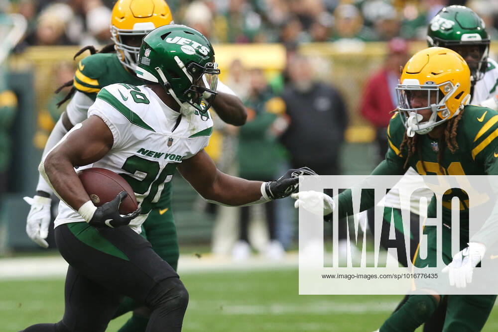 GREEN BAY, WI - OCTOBER 16: Green Bay Packers cornerback Eric Stokes (21) tries to stop New York Jets running back Breece Hall (20) during a game between the Green Bay Packers and the New York Jets at Lambeau Field on October 16, 2022 in Green Bay, WI. (Photo by Larry Radloff Icon Sportswire) NFL, American Football Herren, USA OCT 16 Jets at Packers Icon2210163020