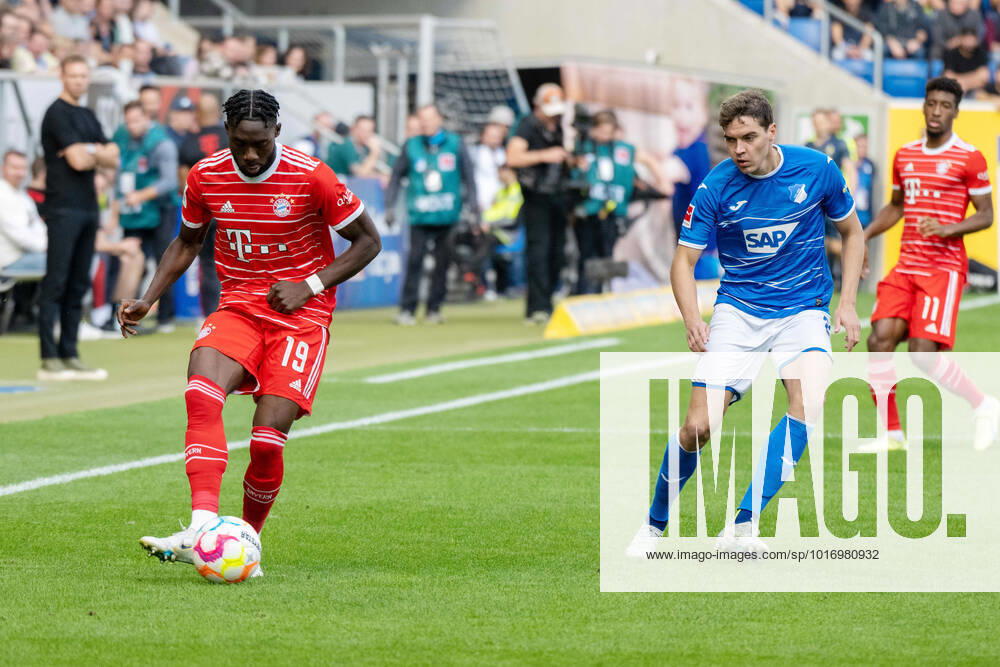 Alphonso Davies (FC Bayern Muenchen) und Robert Skov (TSG 1899 Hoffenheim). Deutschland, Sinsheim, 22.10.2022, Fussball, Bundesliga: TSG 1899 Hoffenheim vs FC Bayern Muenchen, Saison 2022 2023, 11. Spieltag, PreZero Arena Foto: A2 Bildagentur Peter Hartenfelser DFL DFB REGULATIONS PROHIBIT ANY USE OF PHOTOGRAPHS AS IMAGE SEQUENCES AND OR QUASI-VIDEO.