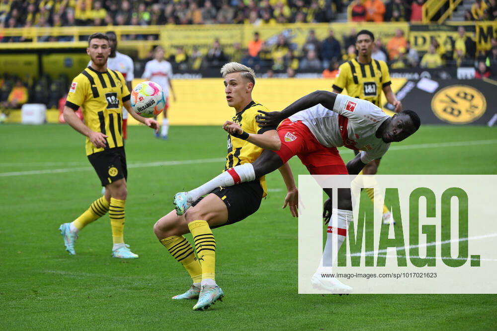 Nico Schlotterbeck (Borussia Dortmund), li., gegen Silas (VfB Stuttgart) 22.10.2022, Fussball GER, Saison 2022 2023, 1. Bundesliga, 11. Spieltag, Borussia Dortmund - VfB Stuttgart 5:0 Dortmund Signal Iduna Park Nordrhein Westfalen Deutschland