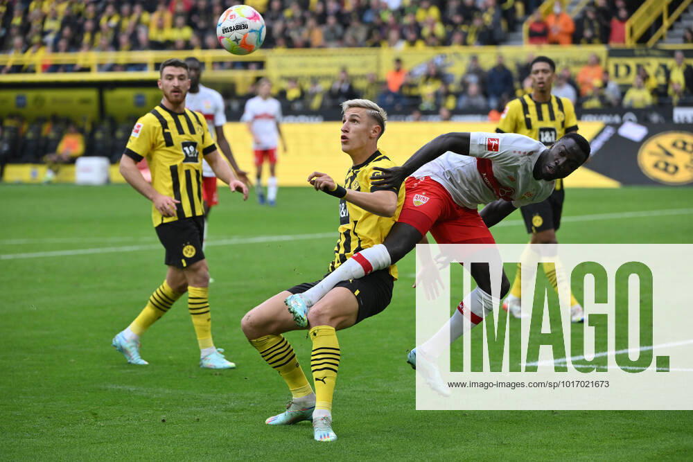Nico Schlotterbeck (Borussia Dortmund), li., gegen Silas (VfB Stuttgart) 22.10.2022, Fussball GER, Saison 2022 2023, 1. Bundesliga, 11. Spieltag, Borussia Dortmund - VfB Stuttgart 5:0 Dortmund Signal Iduna Park Nordrhein Westfalen Deutschland