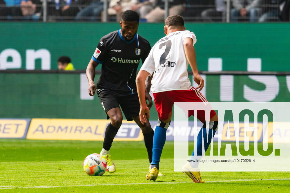 Moritz-Broni Kwarteng (1. FC Magdeburg 8) gegen William Mikelbrencis (Hamburger SV 2) Hamburger SV vs. 1. FC Magdeburg, Fussball, 2. Bundesliga, Spieltag 13, Saison 2022 23, 23.10.2022 DFL REGULATIONS PROHIBIT ANY USE OF PHOTOGRAPHS AS IMAGE SEQUENCES AND OR QUASI-VIDEO -Pressefoto Marcel von Fehrn Hamburger SV vs. 1. FC Magdeburg, Fussball, 2. Bundesliga, Spieltag 13, Saison 2022 23, 23.10.2022 Hamburg