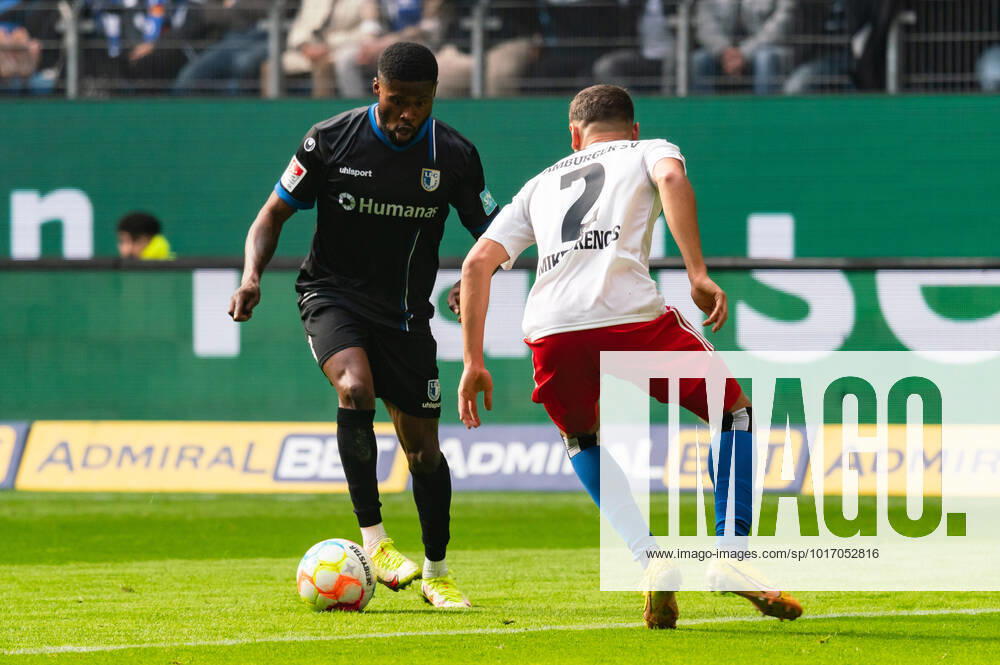 Moritz-Broni Kwarteng (1. FC Magdeburg 8) gegen William Mikelbrencis (Hamburger SV 2) Hamburger SV vs. 1. FC Magdeburg, Fussball, 2. Bundesliga, Spieltag 13, Saison 2022 23, 23.10.2022 DFL REGULATIONS PROHIBIT ANY USE OF PHOTOGRAPHS AS IMAGE SEQUENCES AND OR QUASI-VIDEO -Pressefoto Marcel von Fehrn Hamburger SV vs. 1. FC Magdeburg, Fussball, 2. Bundesliga, Spieltag 13, Saison 2022 23, 23.10.2022 Hamburg
