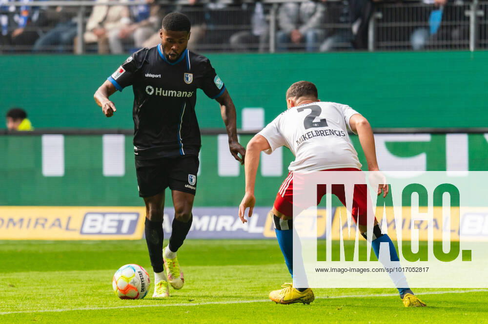 Moritz-Broni Kwarteng (1. FC Magdeburg 8) gegen William Mikelbrencis (Hamburger SV 2) Hamburger SV vs. 1. FC Magdeburg, Fussball, 2. Bundesliga, Spieltag 13, Saison 2022 23, 23.10.2022 DFL REGULATIONS PROHIBIT ANY USE OF PHOTOGRAPHS AS IMAGE SEQUENCES AND OR QUASI-VIDEO -Pressefoto Marcel von Fehrn Hamburger SV vs. 1. FC Magdeburg, Fussball, 2. Bundesliga, Spieltag 13, Saison 2022 23, 23.10.2022 Hamburg