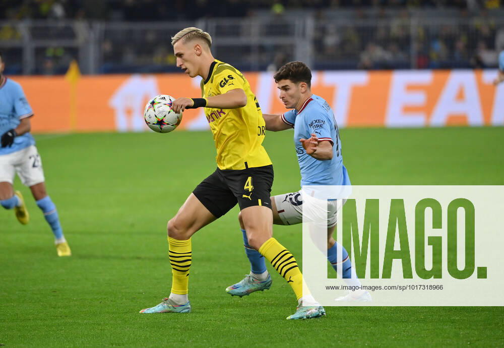 Nico Schlotterbeck (Borussia Dortmund), li., gegen Julian Alvarez (Manchester City) 25.10.2022, Fussball Champions League, Saison 2022 2023, Vorrunde, 5. Spieltag, Borussia Dortmund - Manchester City 0:0 Dortmund Signal Iduna Park Nordrhein Westfalen Deutschland