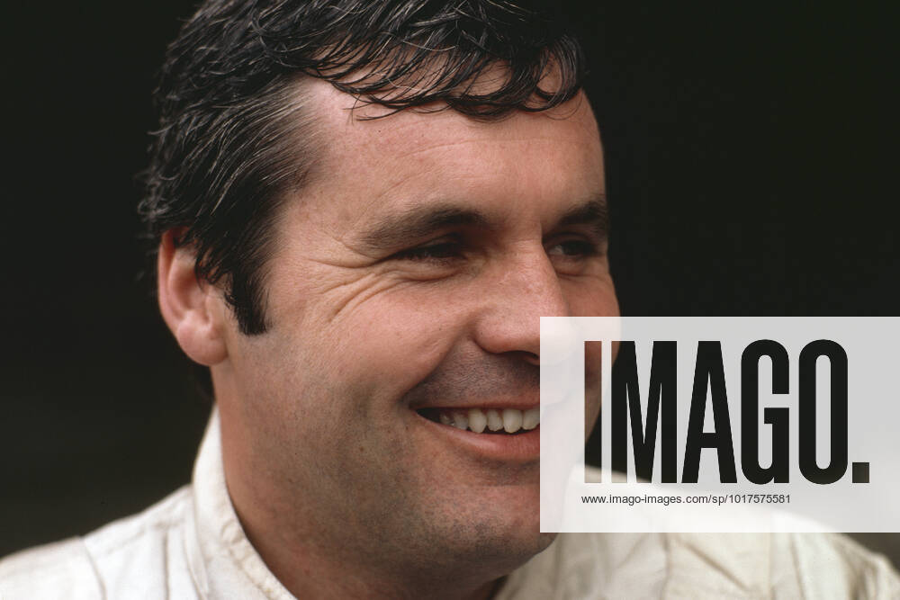 Alan Jones Rennfahrer geb.2.11.1946 in Melbourne AUS fuhr von 1975 bis 1986 Formel 1 und war 1980 Automobil-Weltmeister als zweiter Australier nach Jack Brabham erstmals gewann er 1977 ein Formel 1-Rennen den großen Preis von Österreich und wurde bekannt weil die Österreicher bei der Siegerehrung keine australische Hymne parat hatten oder kannten oder konnten weshalb ein Trompeter mit happy birthday aushalf