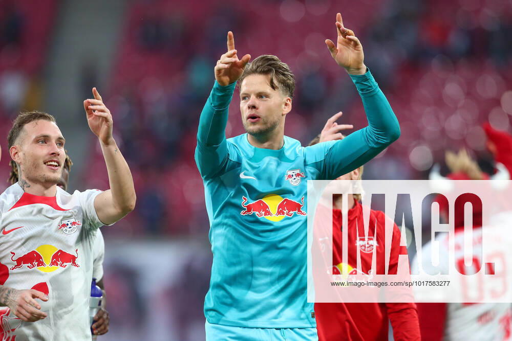 Fussball 1. Bundesliga, RB Leipzig - Bayer 04 Leverkusen, v.l. Orjan Nyland (Leipzig, 13) Jubel ueber den Sieg, Jubel nach Spielende Leipzig