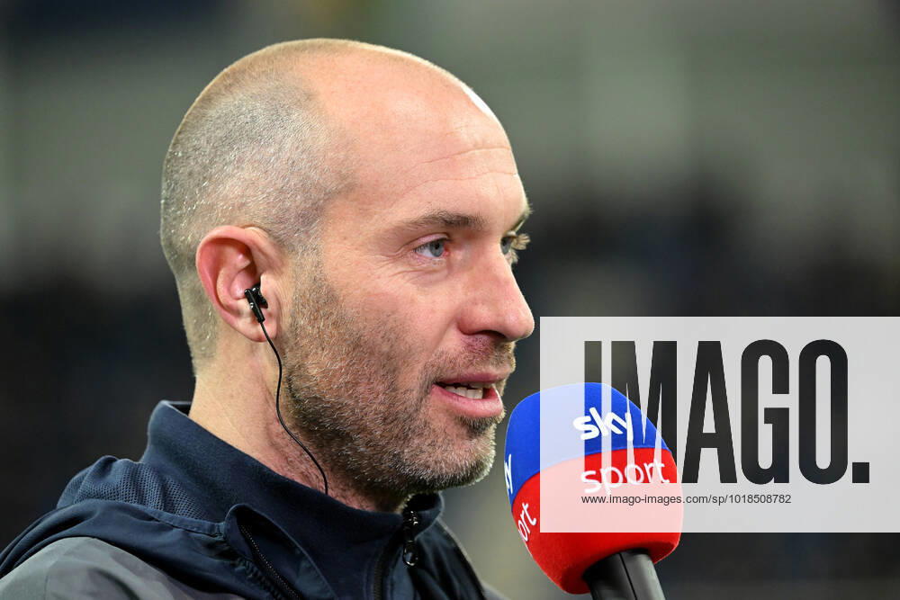 Paderborn, Home Deluxe Arena, 08.11.22, GER, Herren, 2.Bundesliga, Saison 2022-2023, SC Paderborn 07 - DSC Arminia Bielefeld Bild: Trainer Daniel Scherning (Bielefeld) Nur fuer journalistische Zwecke! Only for editorial use! Gemaess den Vorgaben der DFL Deutsche Fußball Liga ist es untersagt, in dem Stadion und oder vom Spiel angefertigte Fotoaufnahmen in Form von Sequenzbildern und oder videoaehnlichen Fotostrecken zu verwerten bzw. verwerten zu lassen. DFL regulations prohibit any use of photographs as image sequences and or quasi-video. Nordrhein-Westfalen Deutschland