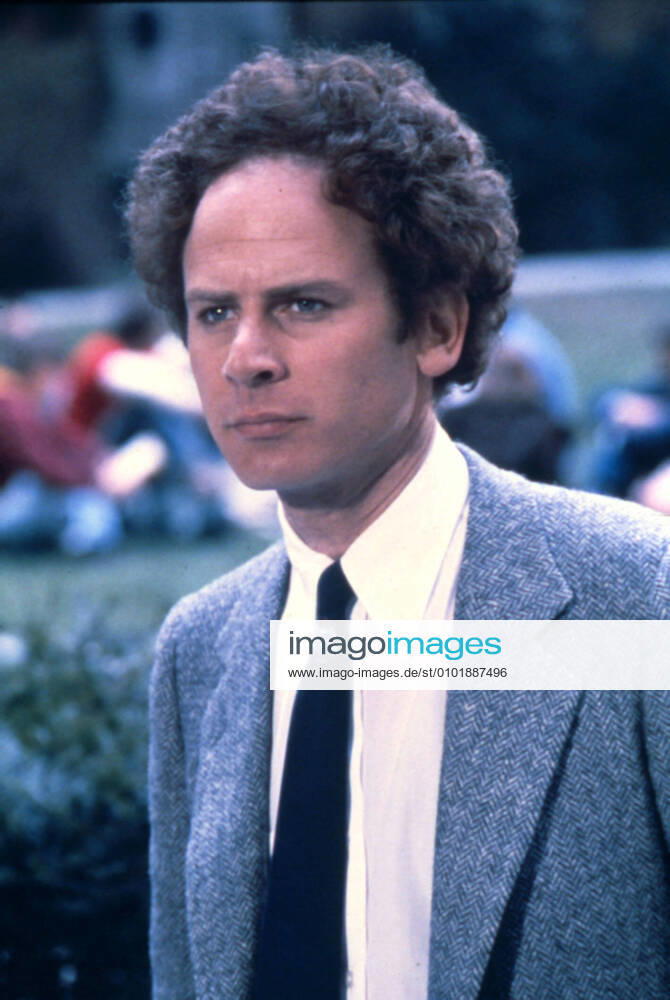 BAD TIMING ART GARFUNKEL Date: 1980. Strictly editorial use only in conjunction with the promotion of the film. Credit line mandatory. This image is copyright of the film company and is supplied under the terms of issue as film still. No commercial or book cover use permitted without prior consent from the film company. Mandatory credit line: Image courtesy Ronald Grant Archive Mary Evans