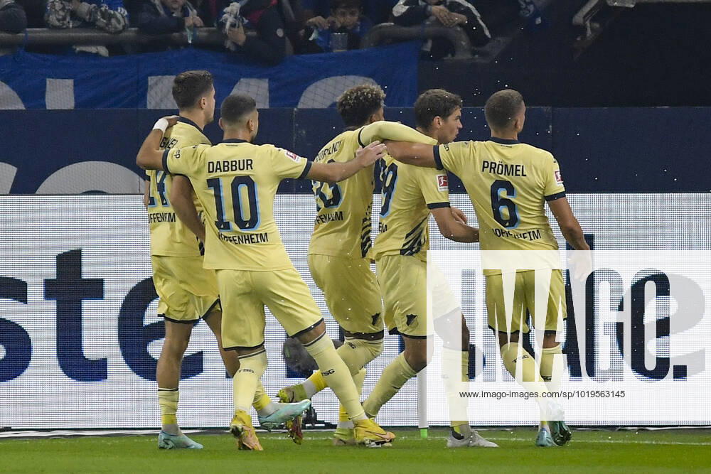 Die Mannschaft von Hoffenheim Jubel Freude Emotion Torjubel Torschuetze Torschütze Robert Skov ( 29, TSG Hoffenheim) zum 0:1 14.10.2022 ¢ Fussball, 1. Bundesliga, FC Schalke 04 vs TSG Hoffenheim, Veltins-Arena, Gelsenkirchen, NRW Germany