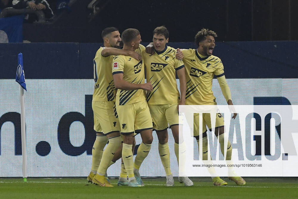 Die Mannschaft von Hoffenheim Jubel Freude Emotion Torjubel Torschuetze Torschütze Robert Skov ( 29, TSG Hoffenheim) zum 0:1 14.10.2022 ¢ Fussball, 1. Bundesliga, FC Schalke 04 vs TSG Hoffenheim, Veltins-Arena, Gelsenkirchen, NRW Germany