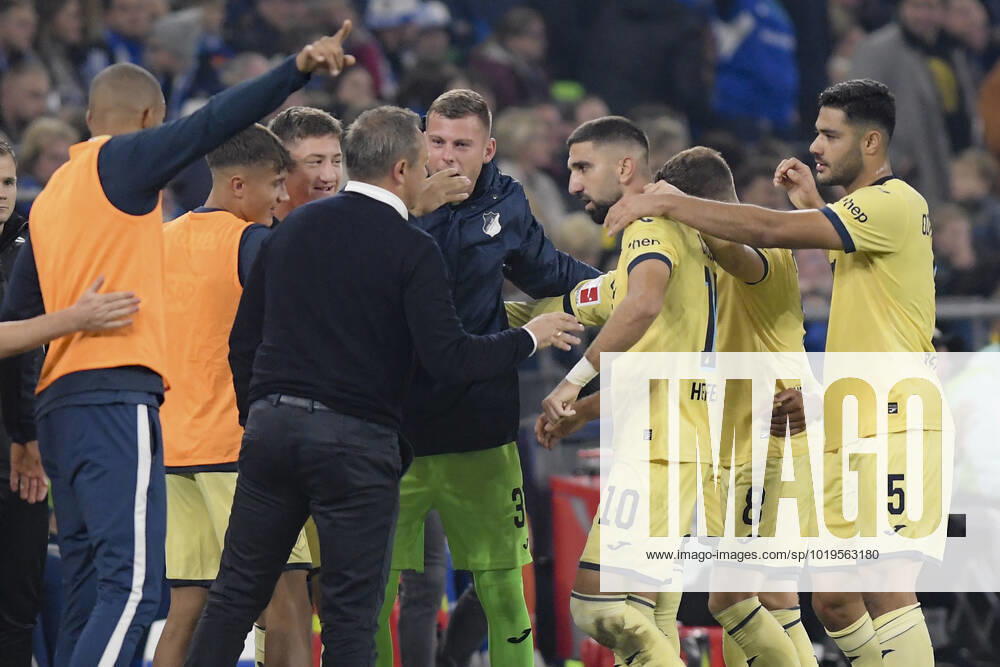 Die Mannschaft von Hoffenheim Jubel Freude Emotion Torjubel Torschuetze Torschütze Munas Dabbuhr ( 10, TSG Hoffenheim) zum 0:2 14.10.2022 ¢ Fussball, 1. Bundesliga, FC Schalke 04 vs TSG Hoffenheim, Veltins-Arena, Gelsenkirchen, NRW Germany